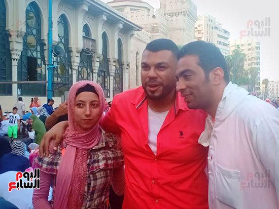 شادى محمد يلتقط الصور التذكارية مع مواطنين (2)