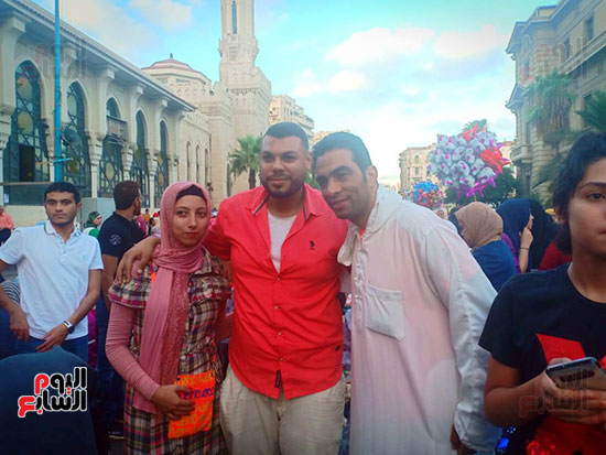 شادى محمد يلتقط الصور التذكارية مع مواطنين (1)