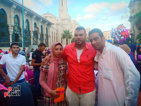 شادى محمد يلتقط الصور التذكارية مع مواطنين (4)