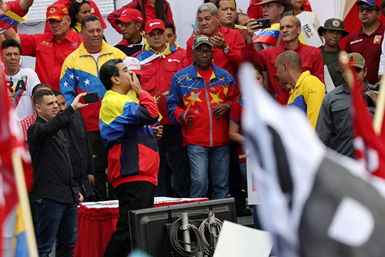 مادورو يلقى قبلة لمؤيديه