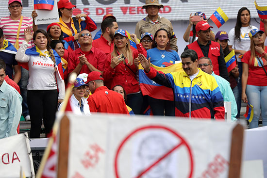 مادورو يستعرض شعبيته