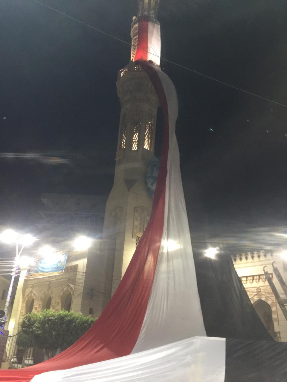 رفع علم مصر ووضع بالونات  أعلى  مسجد عمر بن عبد العزيز (2)