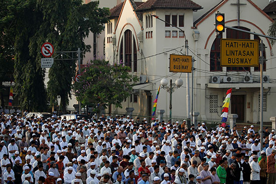 ألاف الإندونيسيين يؤدون صلاة عيد الأضحى