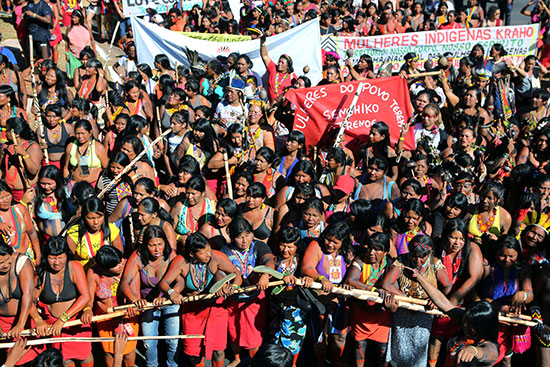 ألاف البرازيليات أثناء الاحتجاج