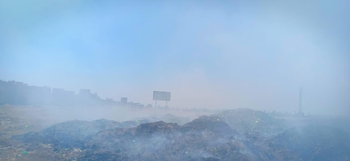 حرائق تجمعات القمامة تغطى سماء قرية السيالة  (6)