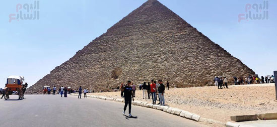 إقبال المصريين على الأهرامات منذ الساعات الأولى لثانى أيام العيد (6)