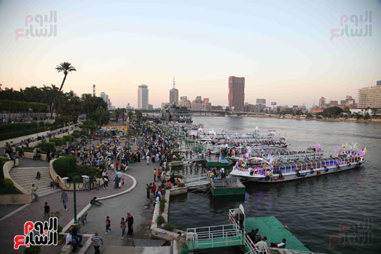 اقبال الاسر والشباب على المراكب النيلية