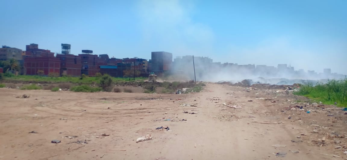 حرائق تجمعات القمامة تغطى سماء قرية السيالة  (2)