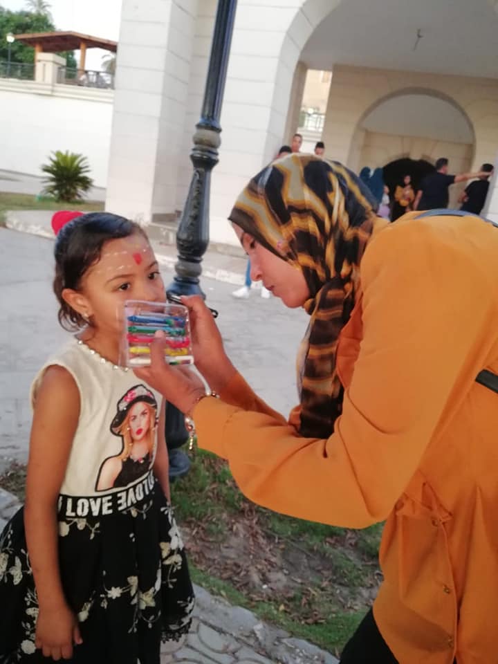 متطوعون يطلقون مبادرة العيد عيدين لرسم البهجة بين الأطفال بالممشى السياحي (1)