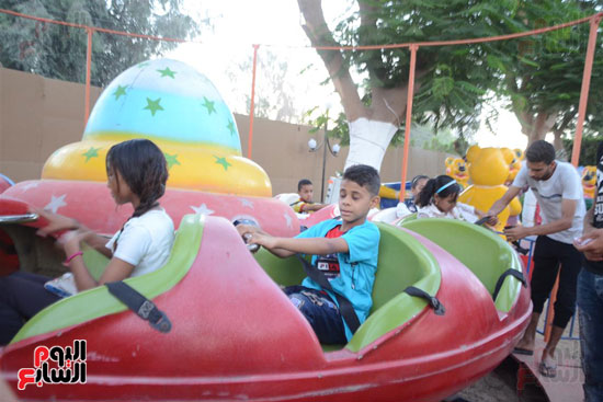 اطفال-الاقصر-يحتفلون-بالعيد-في-الملاهي-وكورنيش-النيل--(5)