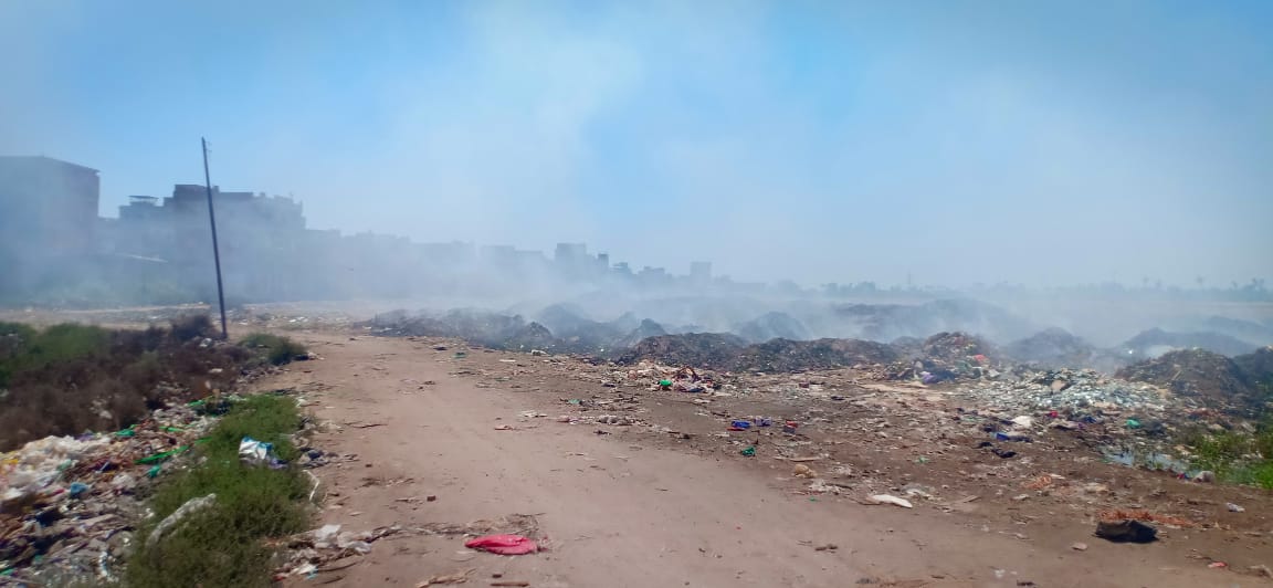 حرائق تجمعات القمامة تغطى سماء قرية السيالة  (5)