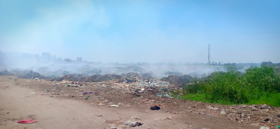 حرائق تجمعات القمامة تغطى سماء قرية السيالة  (3)