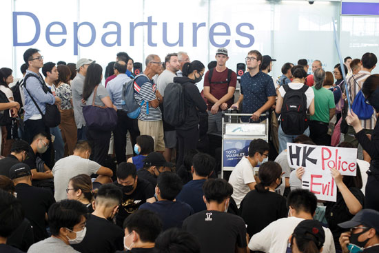 المسافرين-بمطار-هونج-كونج