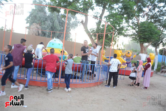 اطفال-الاقصر-يحتفلون-بالعيد-في-الملاهي-وكورنيش-النيل--(4)