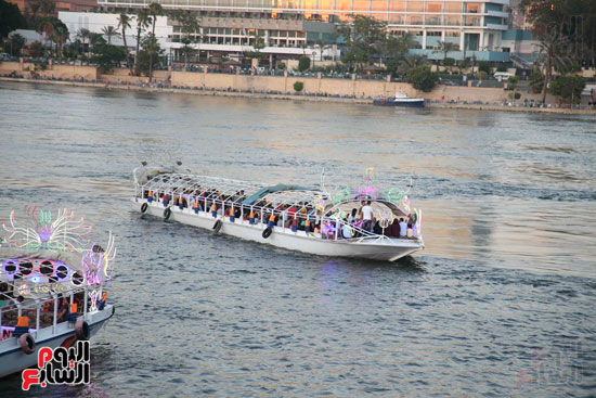 استمتاع الشباب بالمركب النيلية