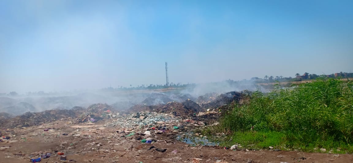 حرائق تجمعات القمامة تغطى سماء قرية السيالة  (4)