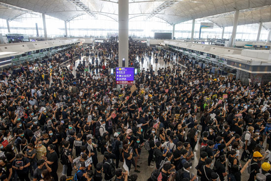 تكدس-مطار-هونج-كونج-بالمسافرين