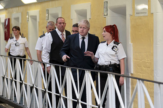 رئيس الوزراء البريطانى يستمع لشرح ضابطة