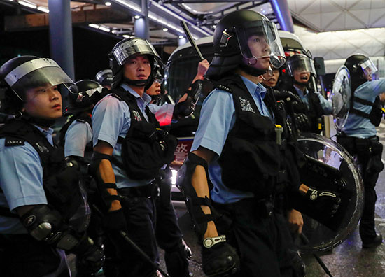 شرطيات هونج كونج على أهبة الاستعداد