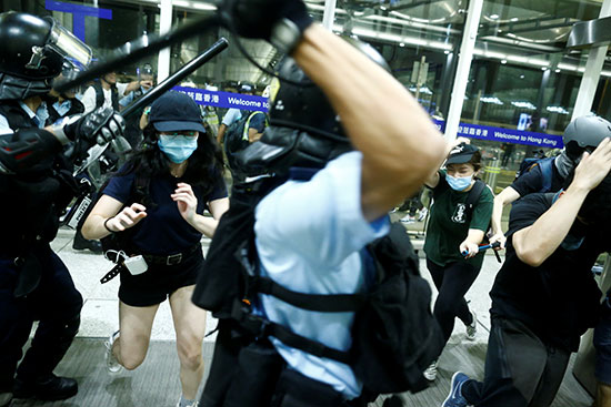 الشرطة تشتبك مع المحتجين فى هونج كونج