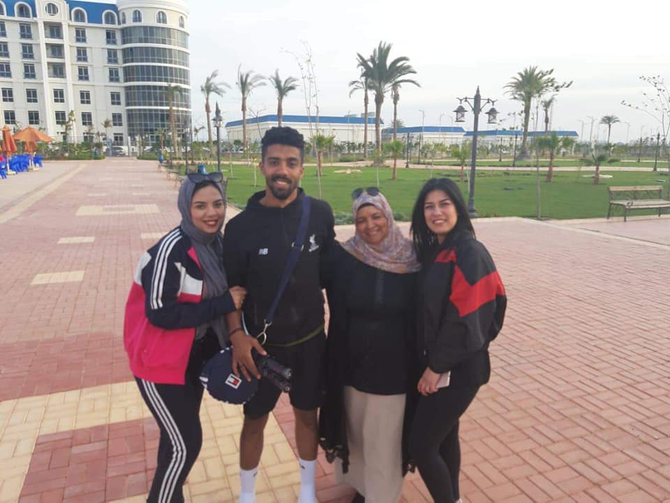 طارق وخطيبته وأسرته طارق وخطيبته وأسرته