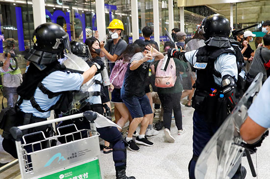 العنف يتزايد فى هونج كونج