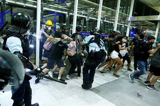 حالة من الفوضى فى مطار هونج كونج