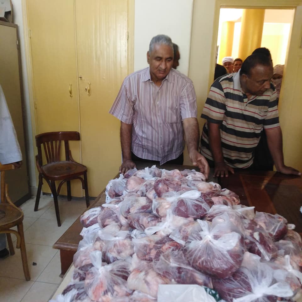 تضامن إسنا توزع 200 كيلو لحوم على أهالى قرية الدير (3)