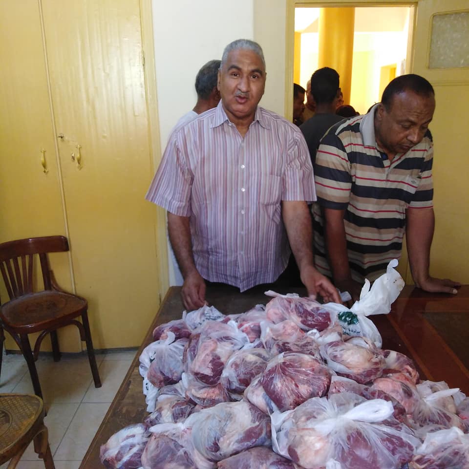 تضامن إسنا توزع 200 كيلو لحوم على أهالى قرية الدير (2)