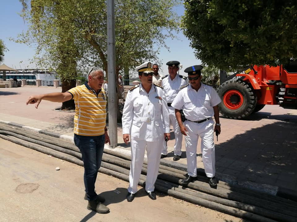 رئيس مدينة الأقصر يبحث مع رجال مرور الأقصر إستئناف العمل بالمرحلة الثالثة لتطوير كورنيش النيل (1)