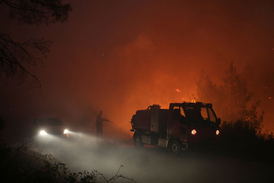 حرائق هائلة بغابات جزيرة إيفيا فى اليونان (6)