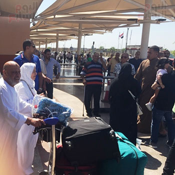 الأهالى يستقبلون حجاج بيت الله بمطار القاهرة3