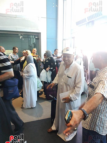 الأهالى يستقبلون حجاج بيت الله بمطار القاهرة