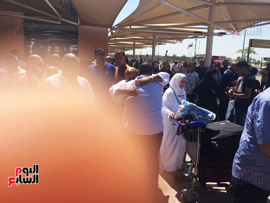 الأهالى يستقبلون حجاج بيت الله بمطار القاهرة5