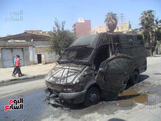 حرق سيارات الشرطة فى شوارع بنى سويف