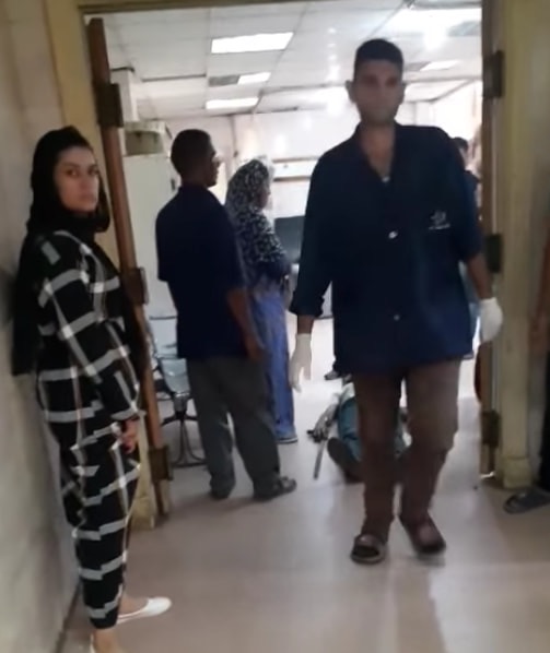 عمال بمستشفى كفر الزيات يلقون مريض بالإيدز خارج المستشفى  (13)