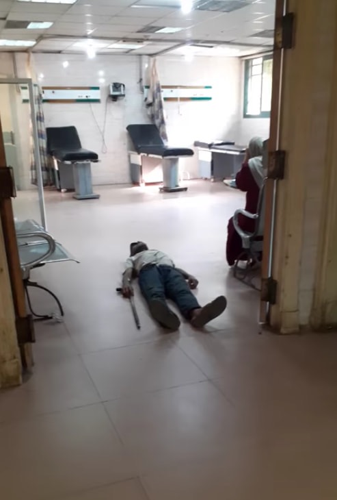 عمال بمستشفى كفر الزيات يلقون مريض بالإيدز خارج المستشفى  (14)