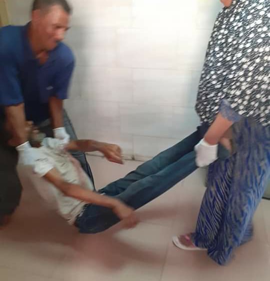 عمال بمستشفى كفر الزيات يلقون مريض بالإيدز خارج المستشفى  (2)