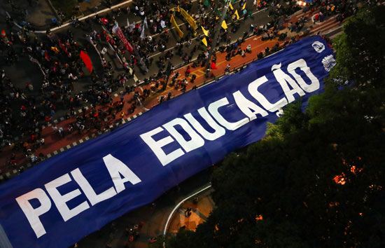  تظاهرات فى البرازيل ضد قرار خفض الميزانية المخصصة للجامعات (6)