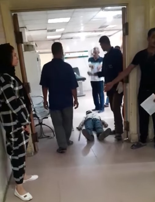 عمال بمستشفى كفر الزيات يلقون مريض بالإيدز خارج المستشفى  (12)