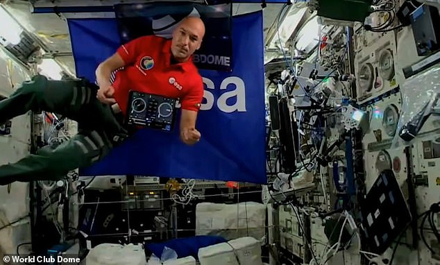 رائد الفضاء أثناء قيامه بدور الـDJ