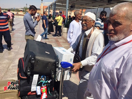 وصول  رحلات الحجاج لمطار القاهرة