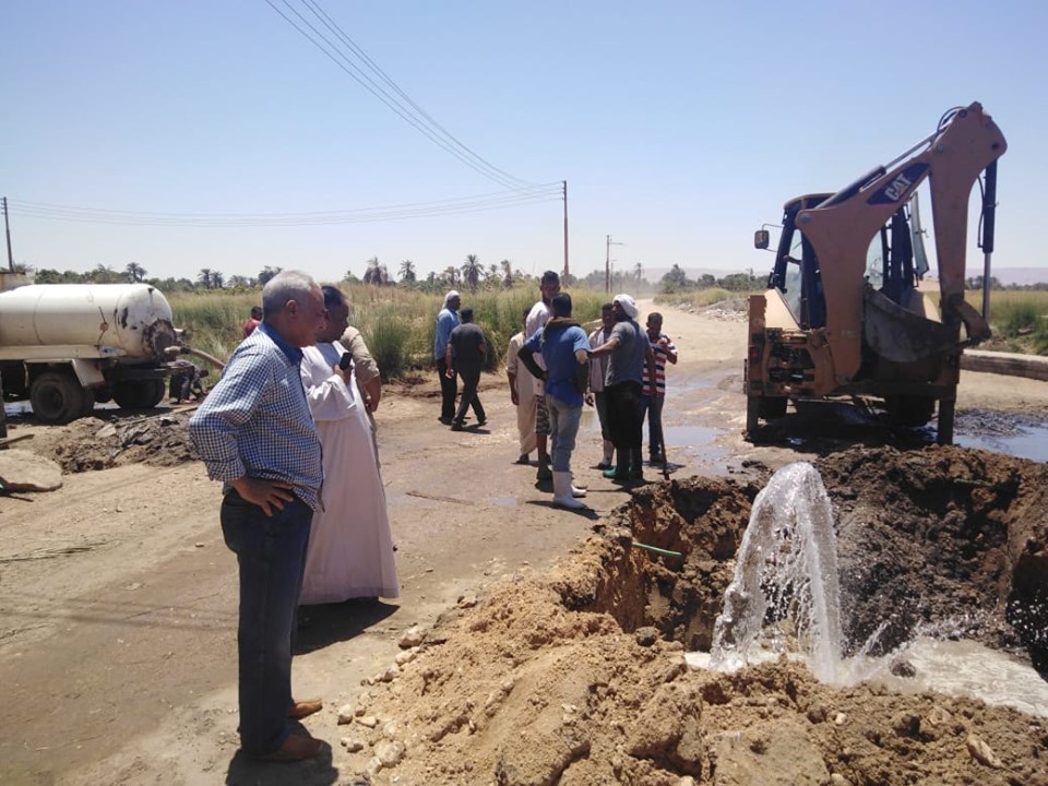 كسر ماسورة مياة بقرية الزنيقة ورئيس مدينة إسنا يتابع أعمال الإصلاح لخدمة المواطنين (1)
