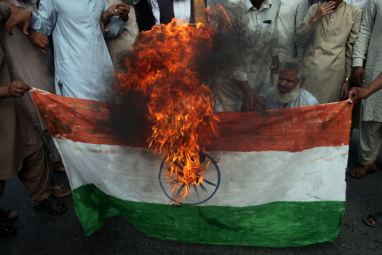 حرق علم الهند