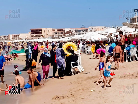 الأهالى على شواطئ الإسكندرية