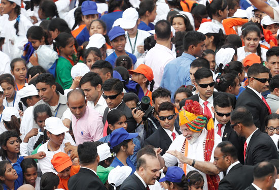 رئيس-الوزراء-الهندى-ناريندرا-مودى-وسط-المحتفلين