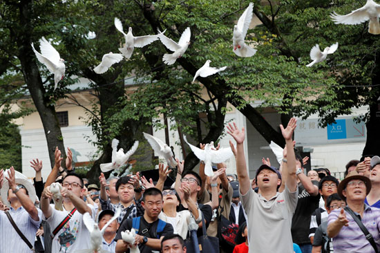 المواطنون فى اليابان يطلقون حمام السلام