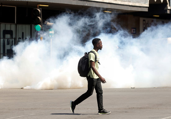الشرطة تطلق الغاز المسيل للدموع على متظاهرين ضد حكومة زيمبابوى (2)