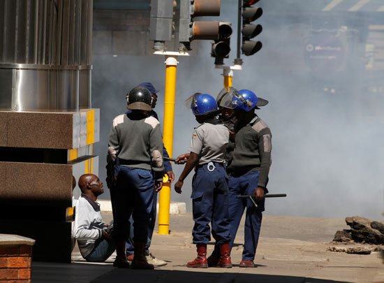 الشرطة تطلق الغاز المسيل للدموع على متظاهرين ضد حكومة زيمبابوى (4)