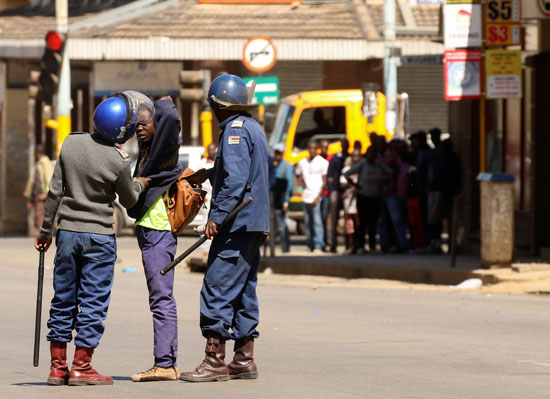 الشرطة تطلق الغاز المسيل للدموع على متظاهرين ضد حكومة زيمبابوى (1)